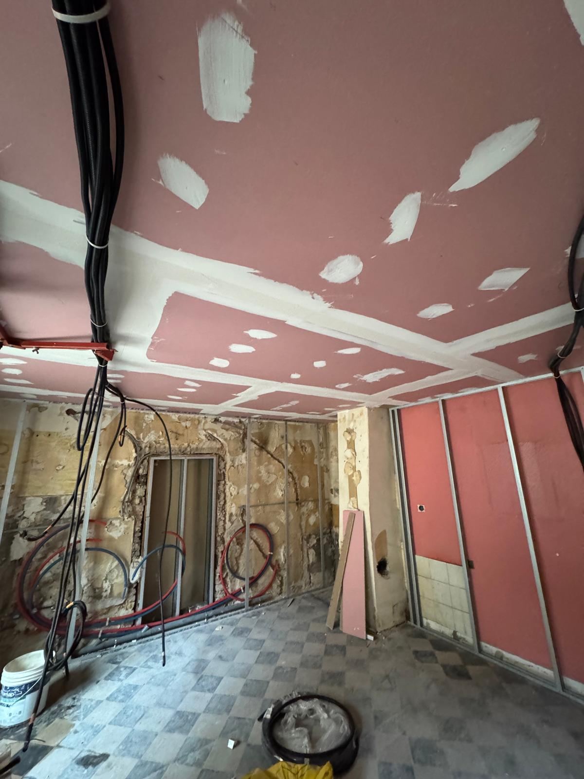 Plafond coupe-feu avec joints en cours de traitement